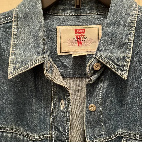 Levi’s Women’s red tag button down denim shirt size Large - Picture 11 of 16